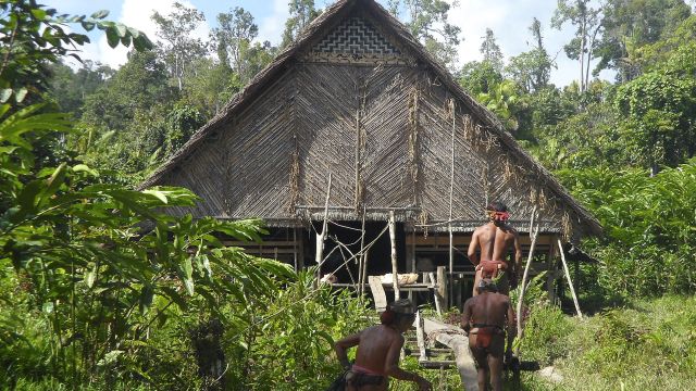Mentawai vor dem Gemeinschaftshaus