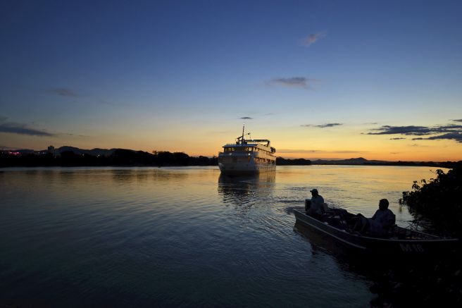 Die Yacht Millennium zur blauen Stunde im Pantanal