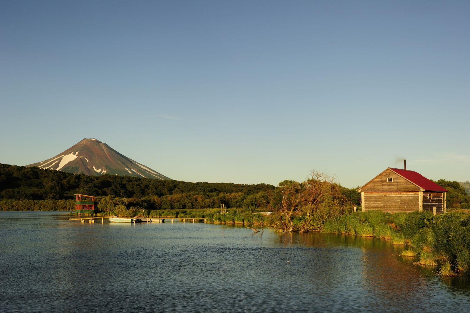 Camp am Kurilensee mit Vulkan Iljinski