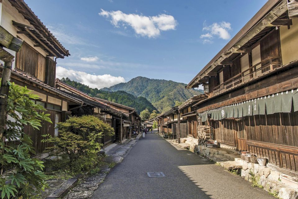 Entlang des Nakasendo, der alten Handelsstraße zwischen Kyoto und dem einstigen Edo sind zahlreiche traditionelle Holzhäuser erhalten.