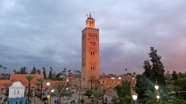 Koutoubia-Moschee in Marrakesch im Abendlicht