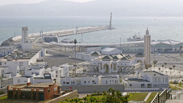 Blick von der Altstadt auf den Hafen in Tanger