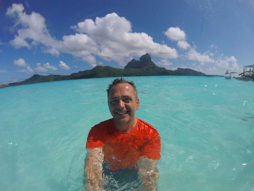 Steffen Wetzel, sichtlich glücklich, beim Baden in der traumhafen Lagune von Bora Bora.