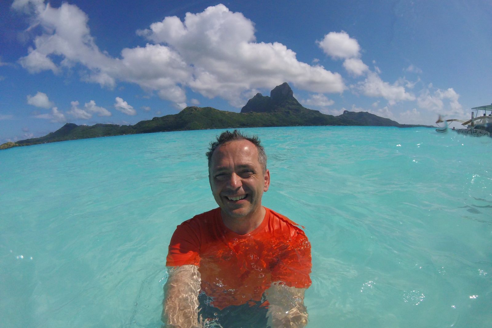 Steffen Wetzel, sichtlich glücklich, beim Baden in der traumhafen Lagune von Bora Bora.