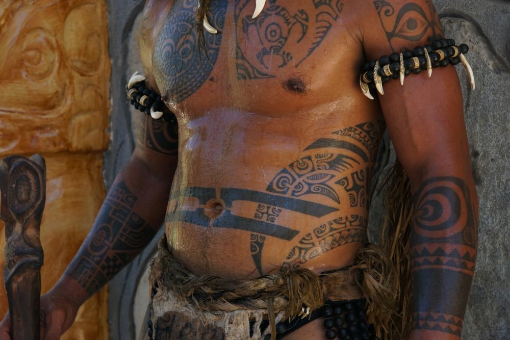 Tattoos: Die uralte polynesische Tradition kam als Tattoo mit den ersten westlichen Seefahrern im 18. Jahrhundert von Polynesien nach Europa.