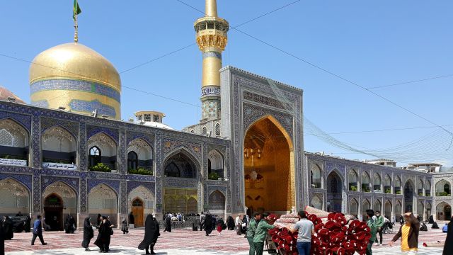 In den Innenhöfen des Imam-Reza-Schreins in Mashhad werden Teppiche für das Gebet ausgerolt.