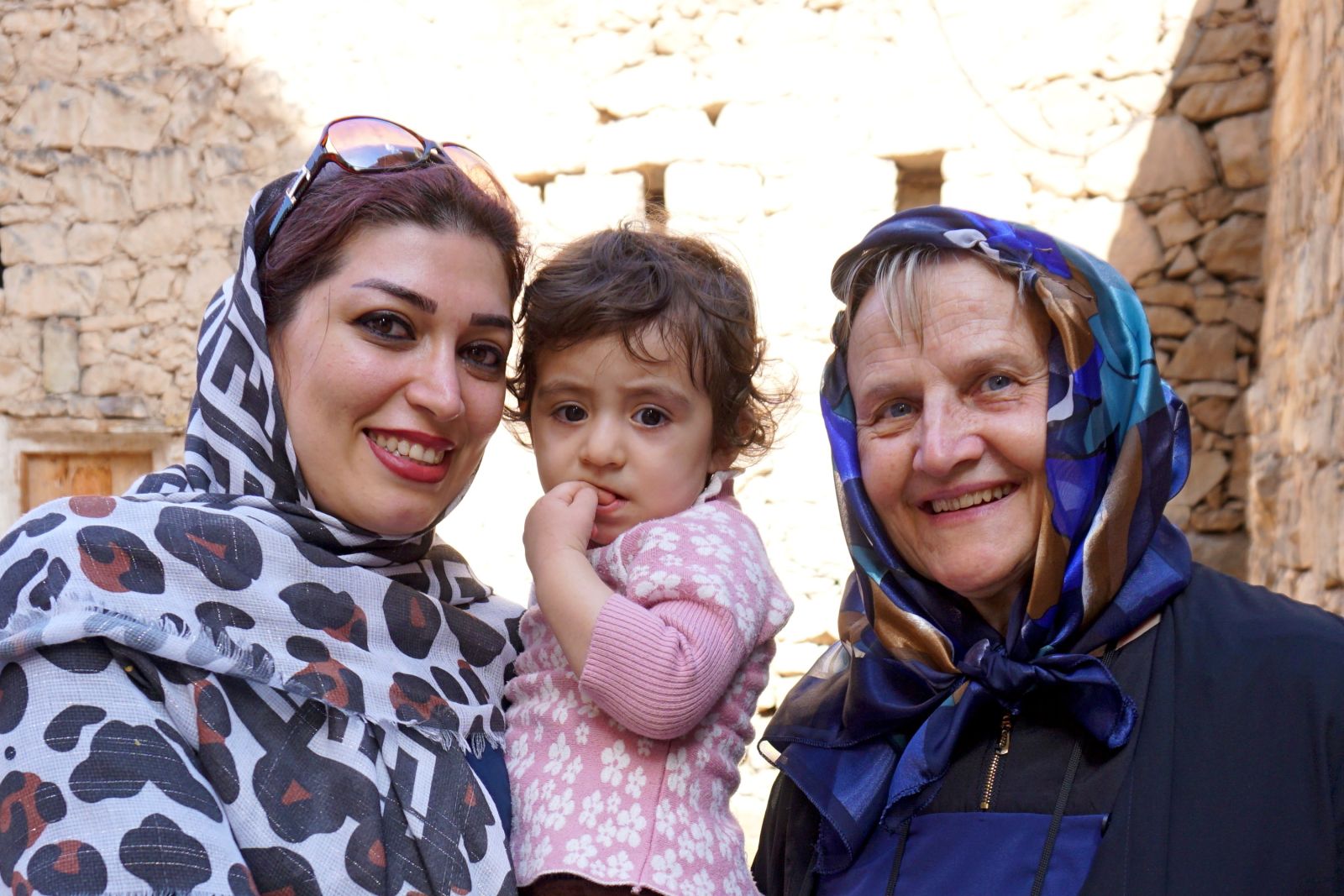 Neugierig und freundlich zurgleich – Iranerin mit Tochter