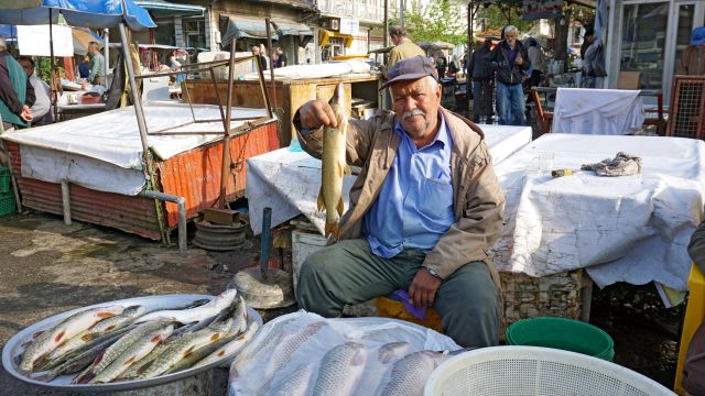 Frischer Fisch aus dem Kaspischen Meer auf dem Markt