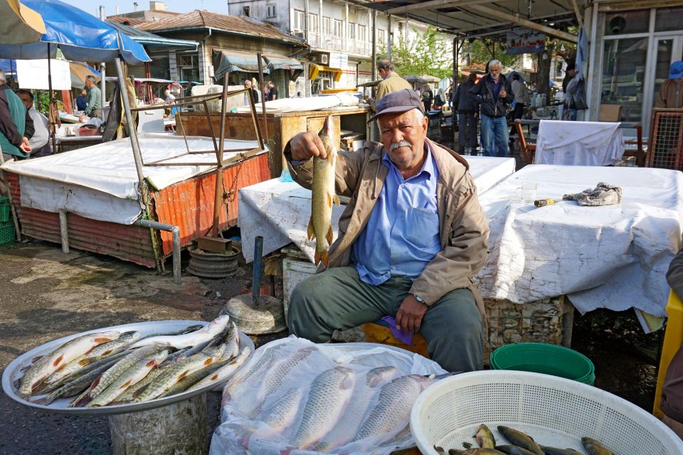 Frischer Fisch aus dem Kaspischen Meer auf dem Markt in Bandar Anzali