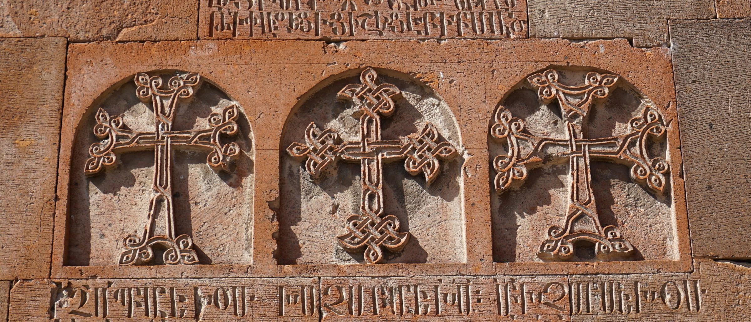 Kreuze an der Klosterkirche von Chor Virap