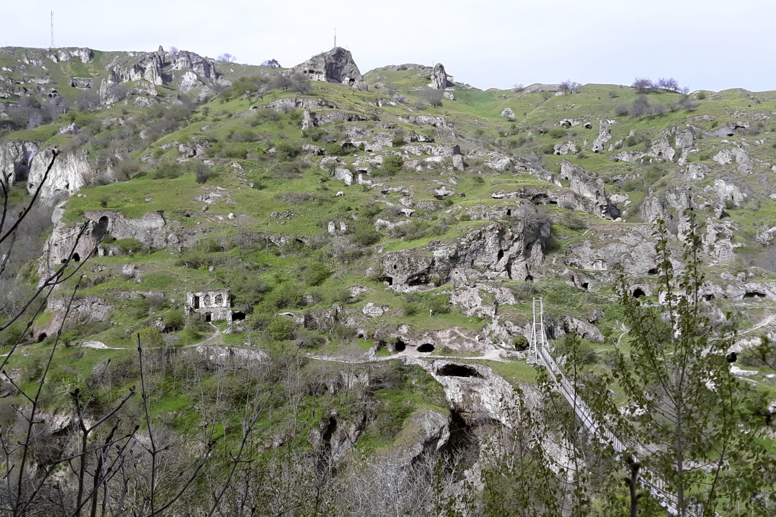 Unweit von Goris gelegen, erkunden wir das Höhlendorf Khndzoresk.