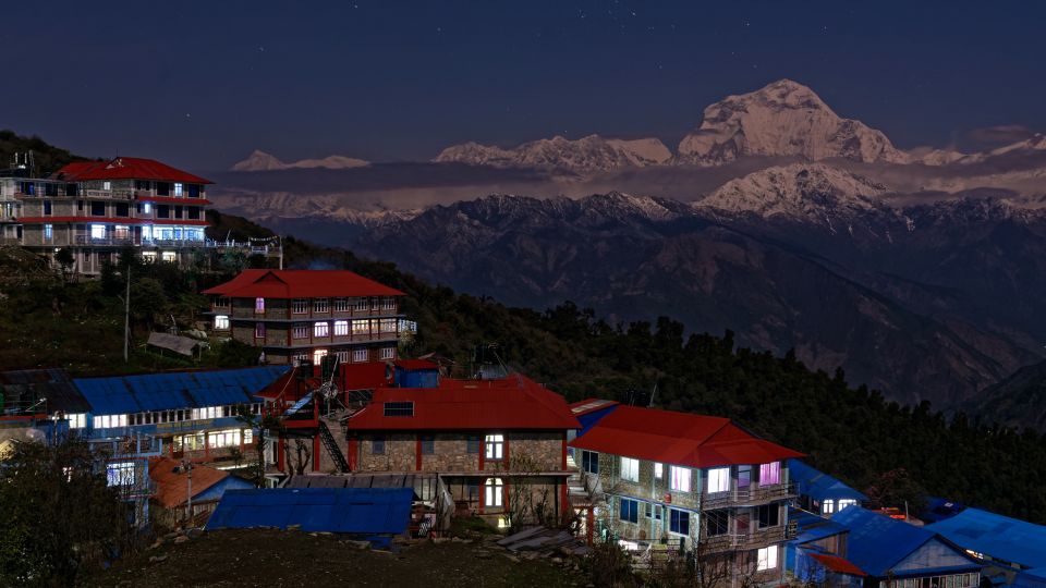 Ghorepani mit Dhaulagiri-Bergkette bei Nacht