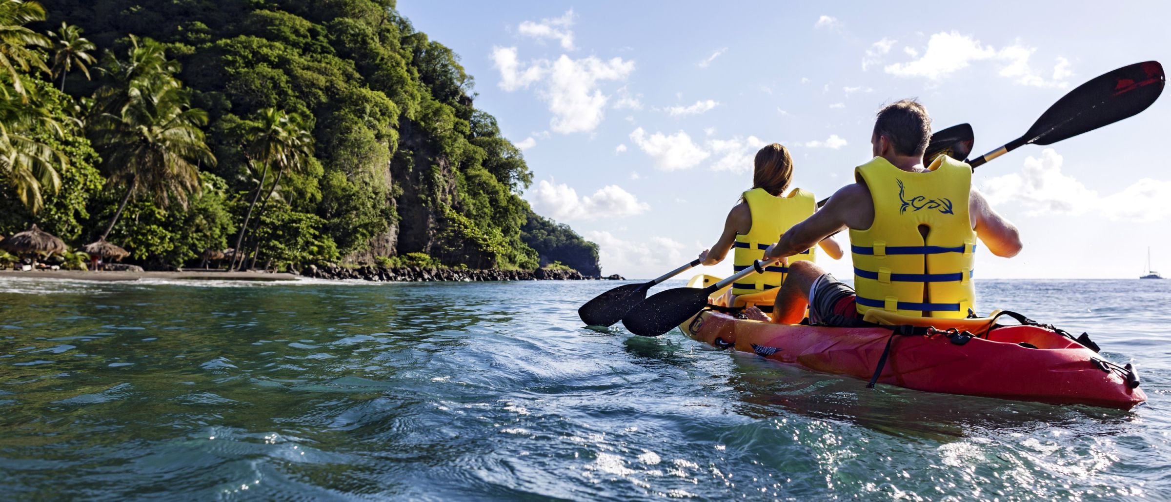 Per Kayak erkundet man die Küste und erreicht versteckte Buchten