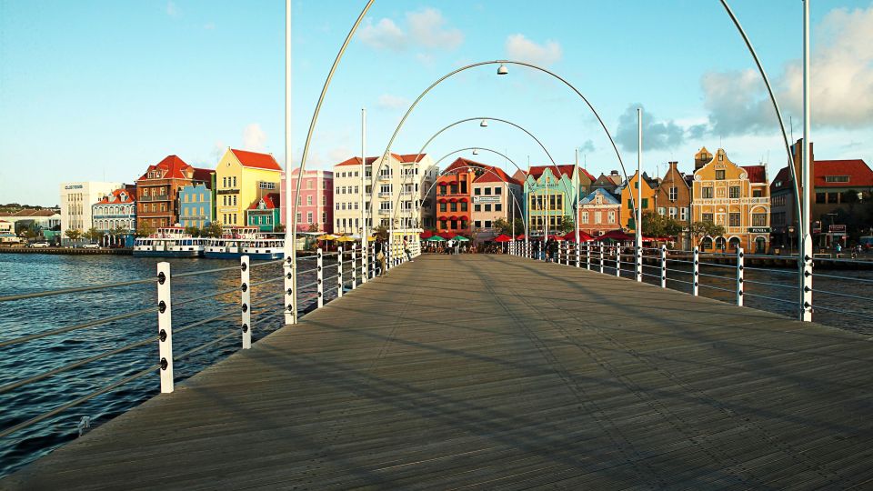 Die weltweit einzigartige, schwimmende Königin-Emma-Brücke in Willemstad