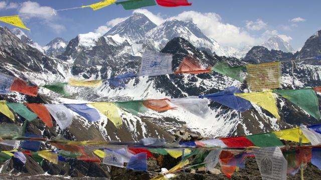 Gipfelpanorama vom Gokyo Ri (5360 m) mit Blick auf Mount Everest (8848 m), Nuptse (7861 m) und Makalu (8481 m)