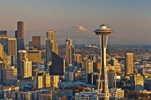 Panorama von Seattle mit Space Needle und Mount Rainier im Hintergrund, Washington State