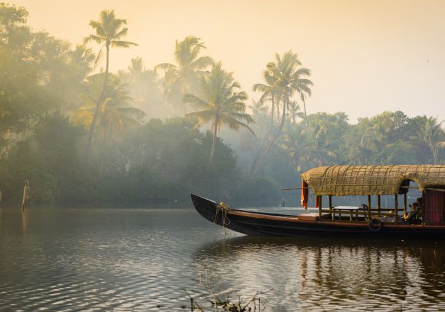 Ein traditionelles Hausboot in den Backwaters in Kerala
