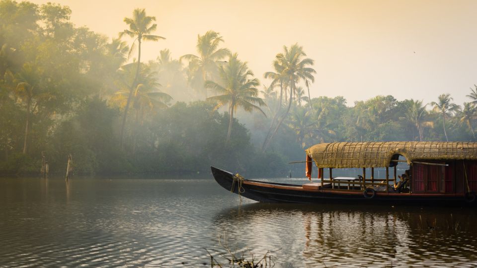 Ein traditionelles Hausboot in den Backwaters in Kerala