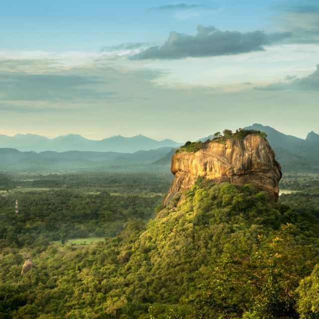 Diese grandiose Aussicht auf den Löwenfelsen erwartet Sie vom gegenüberliegenden Pidurangala Fels.