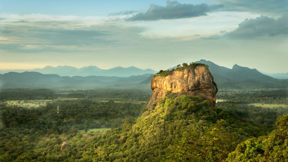 Diese grandiose Aussicht auf den Löwenfelsen erwartet Sie vom gegenüberliegenden Pidurangala Fels.