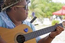 Musiker am Strand von Fakarava im Tuamotu-Archipel