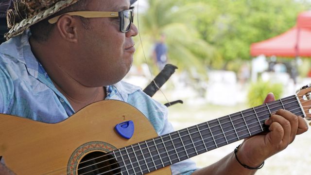 Musiker am Strand von Fakarava im Tuamotu-Archipel