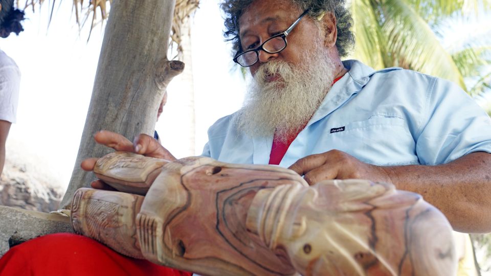 Schnitzkunst ist auf den Marquesas ein traditionelles Handwerk