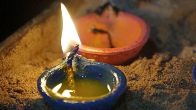 Kerzenlicht bei einer Tempelzeremonie