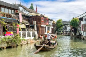 Traditionelle Boote auf Kanälen von Shanghai