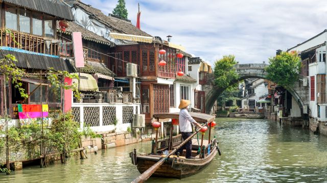 Traditionelle Boote auf Kanälen in Chengdu