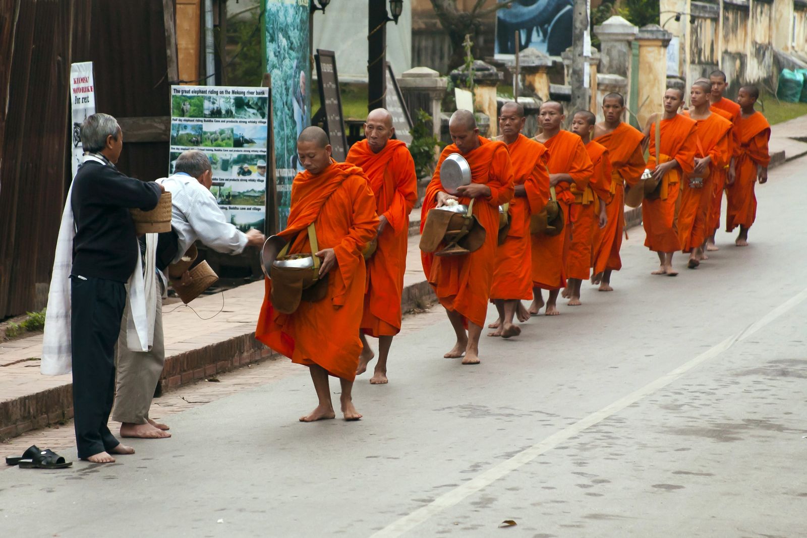 Almosengang der Mönche am frühen Morgen in Luang Prabang