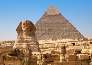 Sphinx vor Großer Pyramide von Gizeh