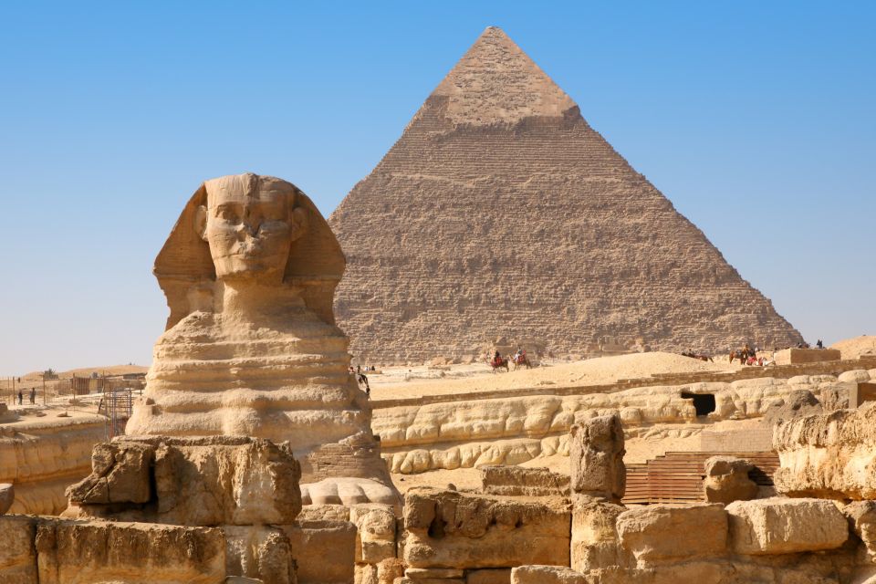 Sphinx vor Großer Pyramide von Gizeh