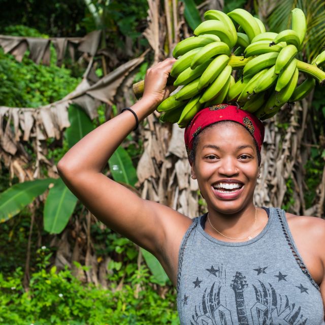 Jamaikanerin mit Bananenstaude