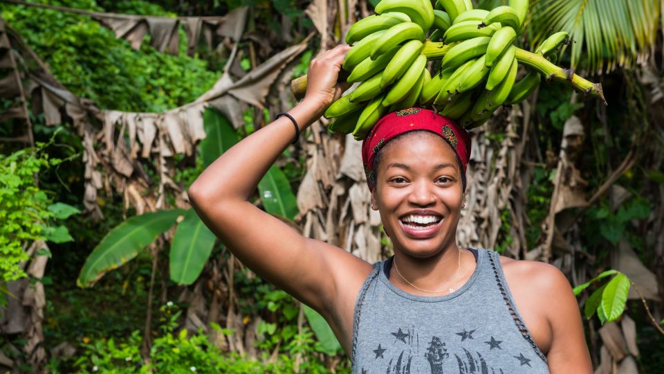Jamaikanerin mit Bananenstaude