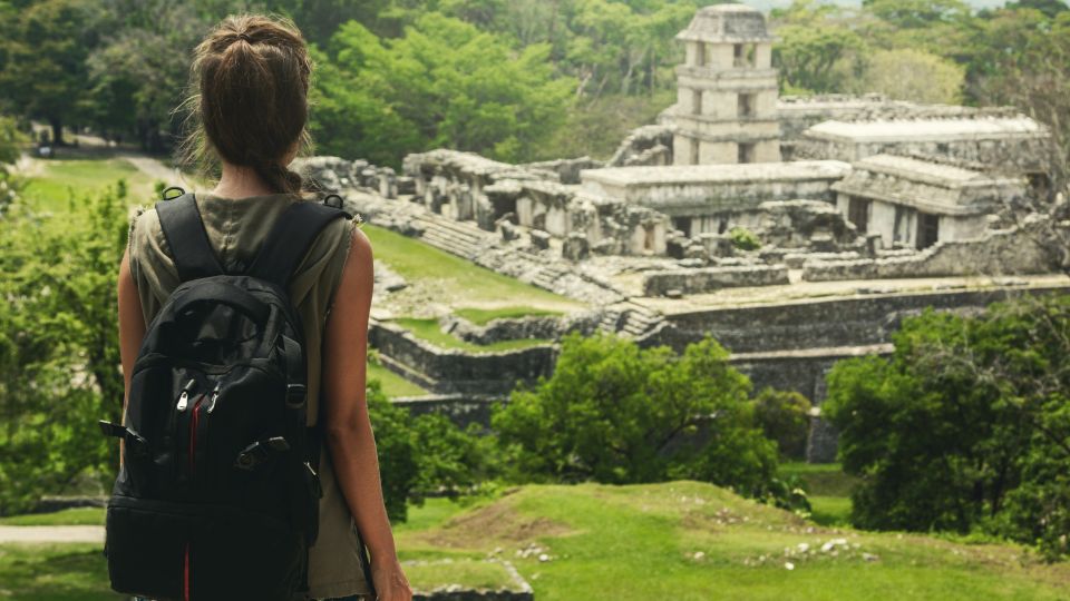 Backpackerin blickt auf Maya Ruinen