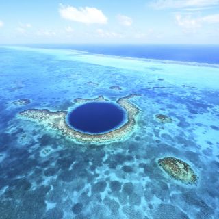 Das berühmte Blue Hole vor der Küste von Belize