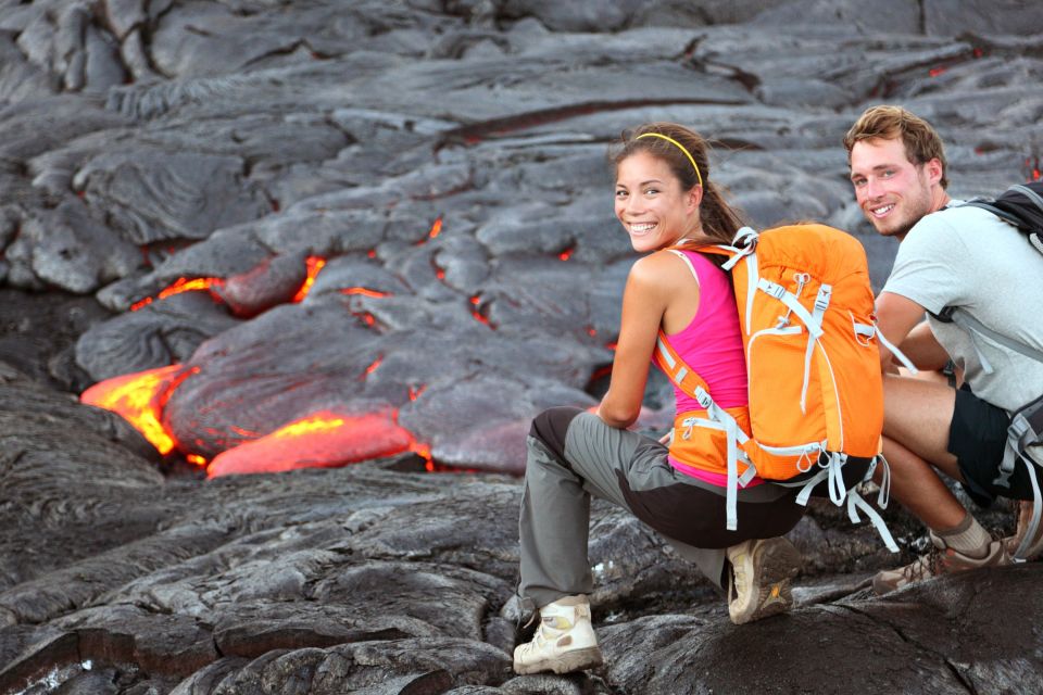 Touristen vor  Lava des Vulkans Kilauea im volcanoes National Park auf Hawaii