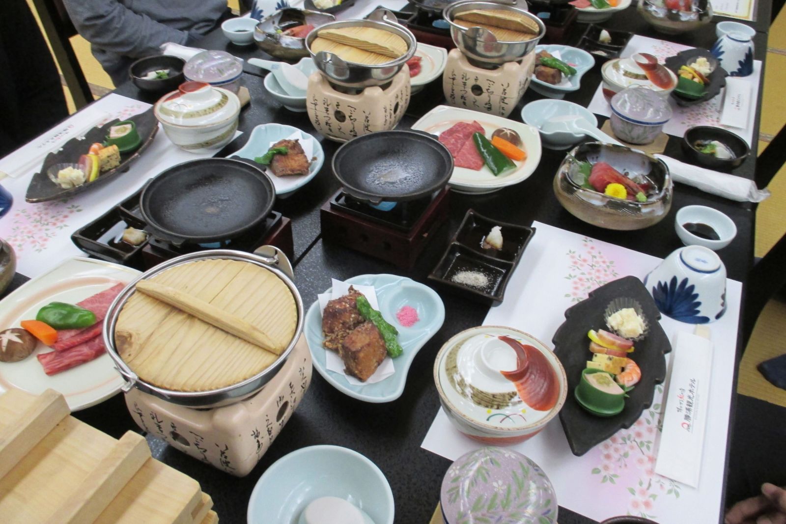 Das traditionelle Abendessen im Ryokan besteht aus zahlreichen Gängen.