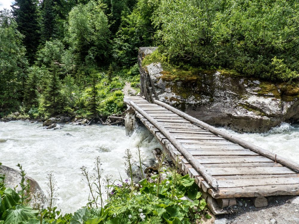 Holzbrücken führen über die großen Flüsse