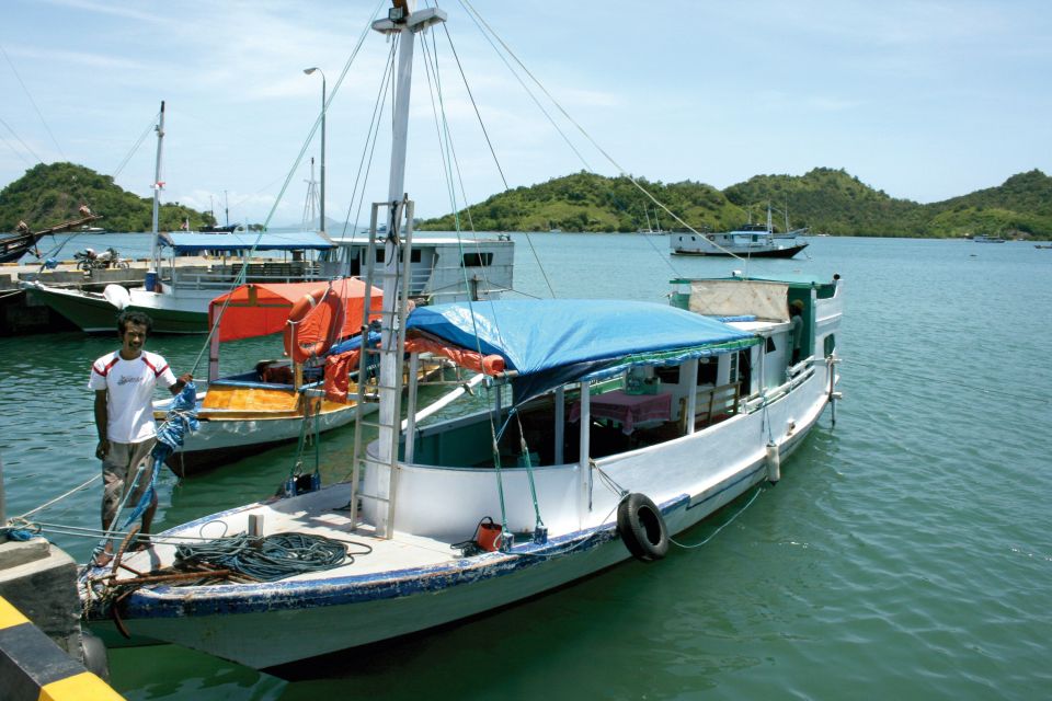 Boot im Hafen von Flores