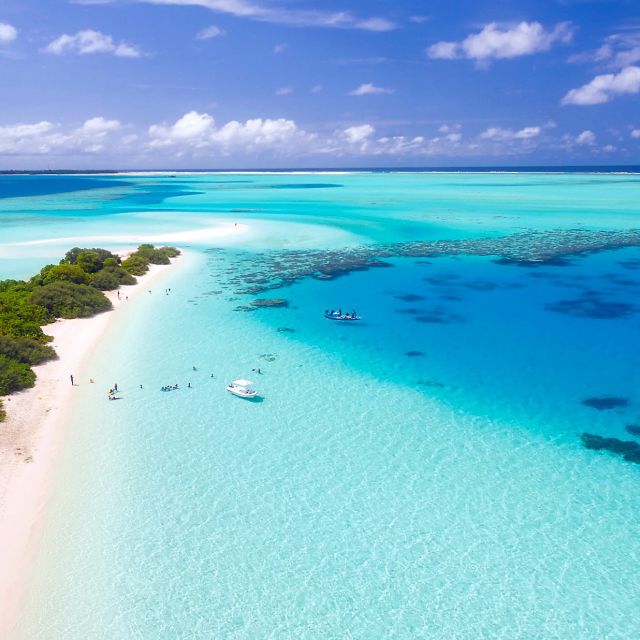 Blaues Meer und kleine Inseln auf den Malediven