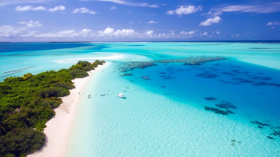 Blaues Meer und kleine Inseln auf den Malediven