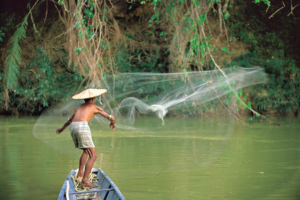 Netzfischer auf einem Fluss in Sarawak