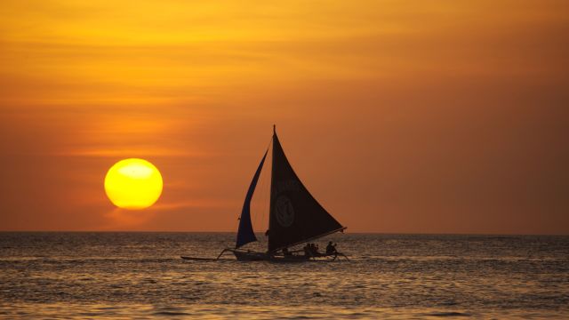 Fischerboot vor der zauberhaften philippinischen Insel im Sonnenuntergang