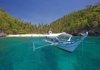 Fischerboot vor dem Strand von Mindoro