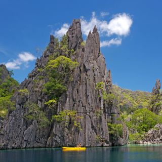 Kajakfahrt in der philippinischen Inselwelt