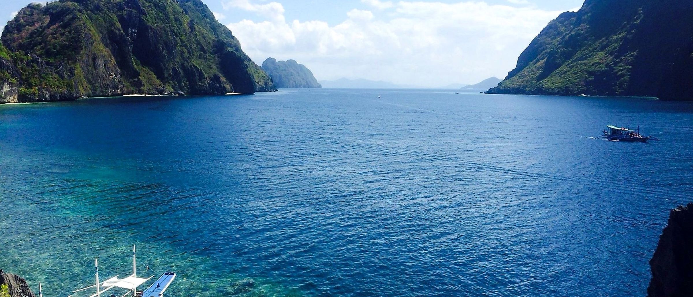 Mit einem Auslegerboot, Banca, durch die Inselwelt der Philippinen