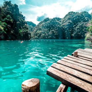 Glasklares Wasser, Badestege und die aufragenden Inseln um Palawan