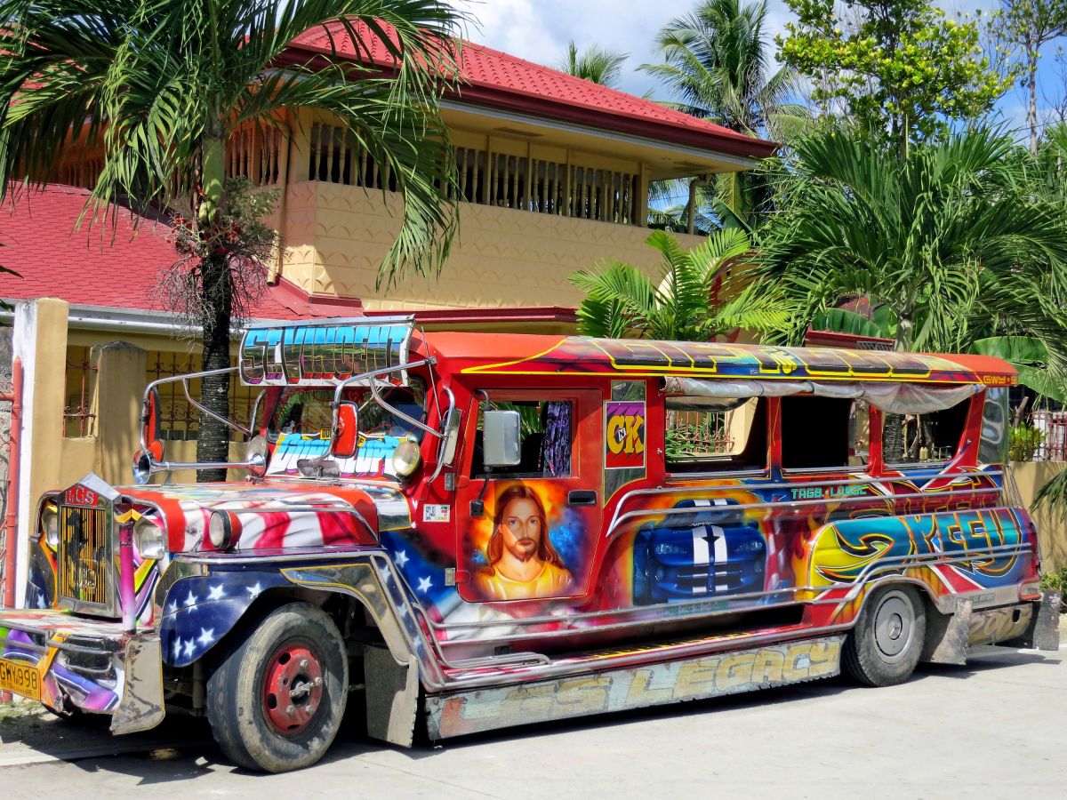 Mit einem farbefroh gestalteten Jeepney, dem öffentlichen Verkehrsmittel, auf den Philippinen unterwegs